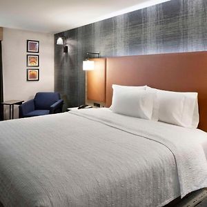 Zimmer mit Kingsize-Bett